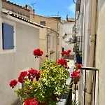 Dom wakacyjny Quiet Street In Old - Terrace, 250m To